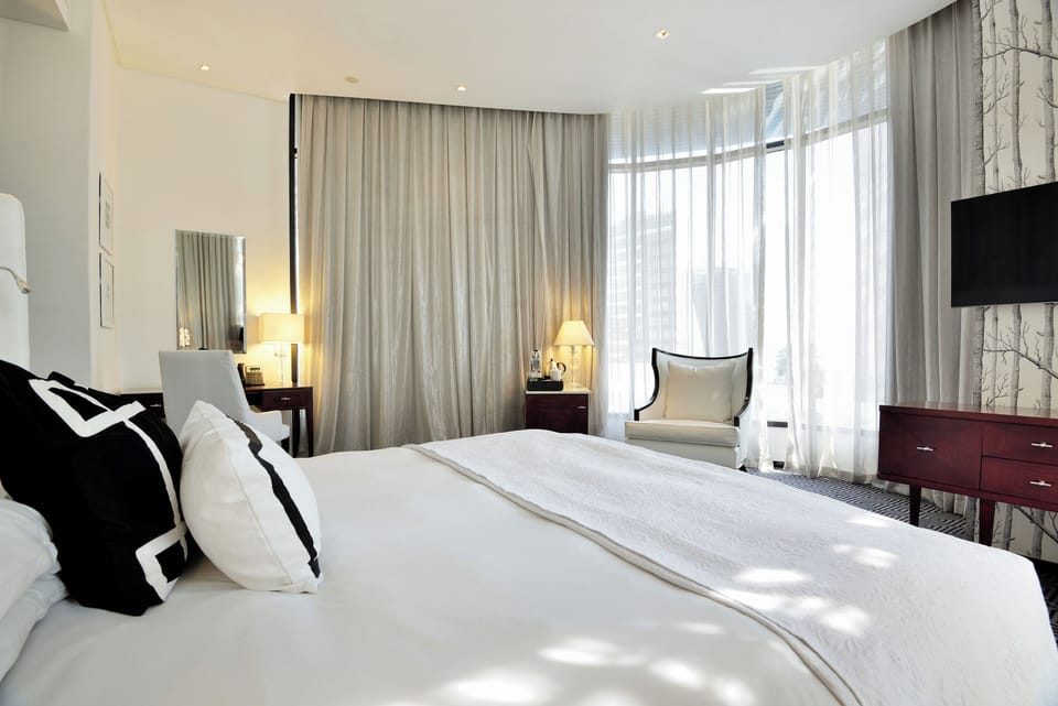 Executive Room (Round) | Premium bedding, minibar, in-room safe, desk
