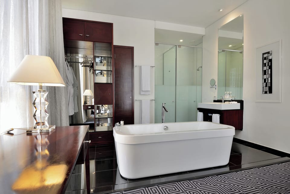 Executive Room (Square) | Bathroom | Separate tub and shower, deep soaking tub, rainfall showerhead