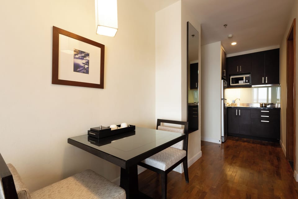 Studio Suite | Private kitchen | Coffee/tea maker, full-size fridge, microwave, stovetop