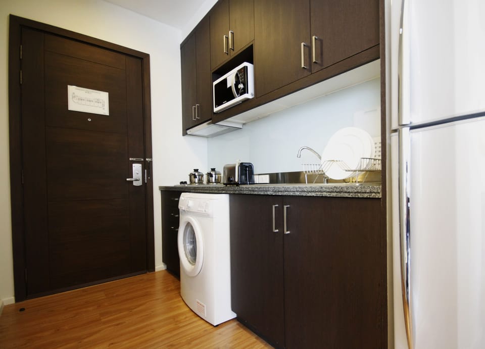 Full-size fridge, microwave, stovetop, dishwasher