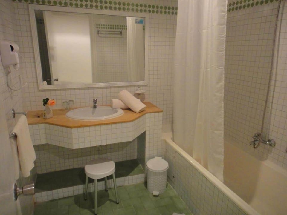 Combined shower/tub, hair dryer, towels