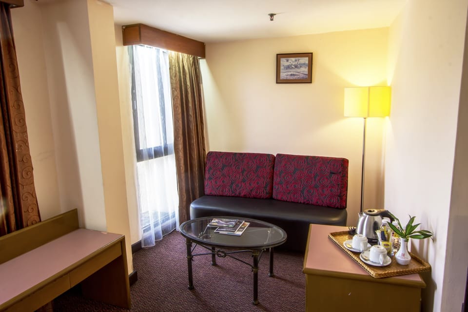 Deluxe Family Room | Minibar, in-room safe, desk, soundproofing