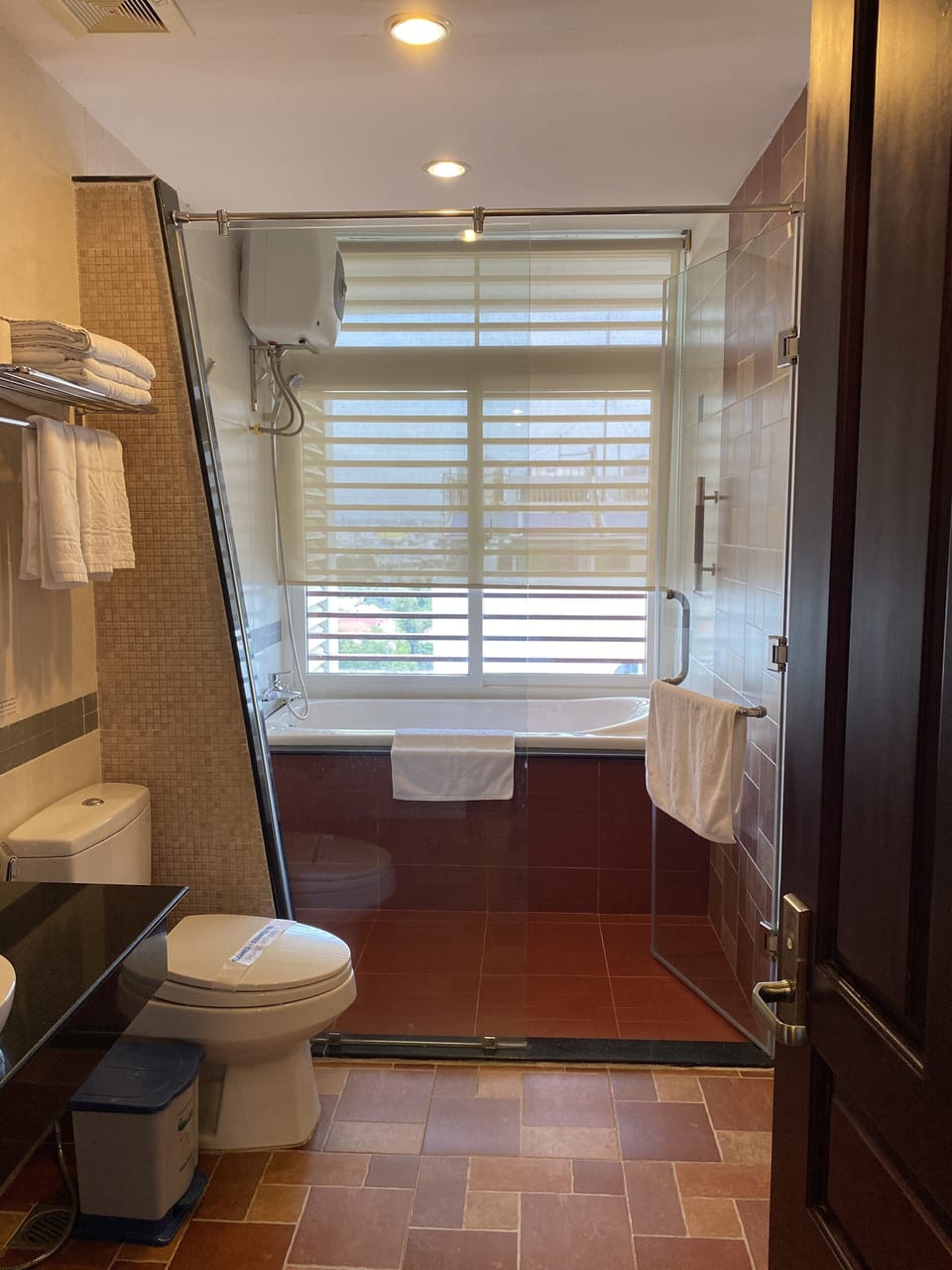 Deluxe VIP, River View | Bathroom | Free toiletries, hair dryer, slippers, towels