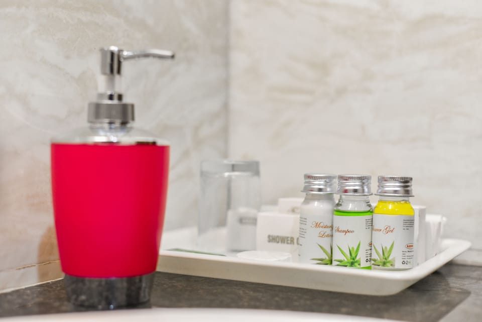 Heritage Royal Room | Bathroom | Shower, designer toiletries, hair dryer, bathrobes