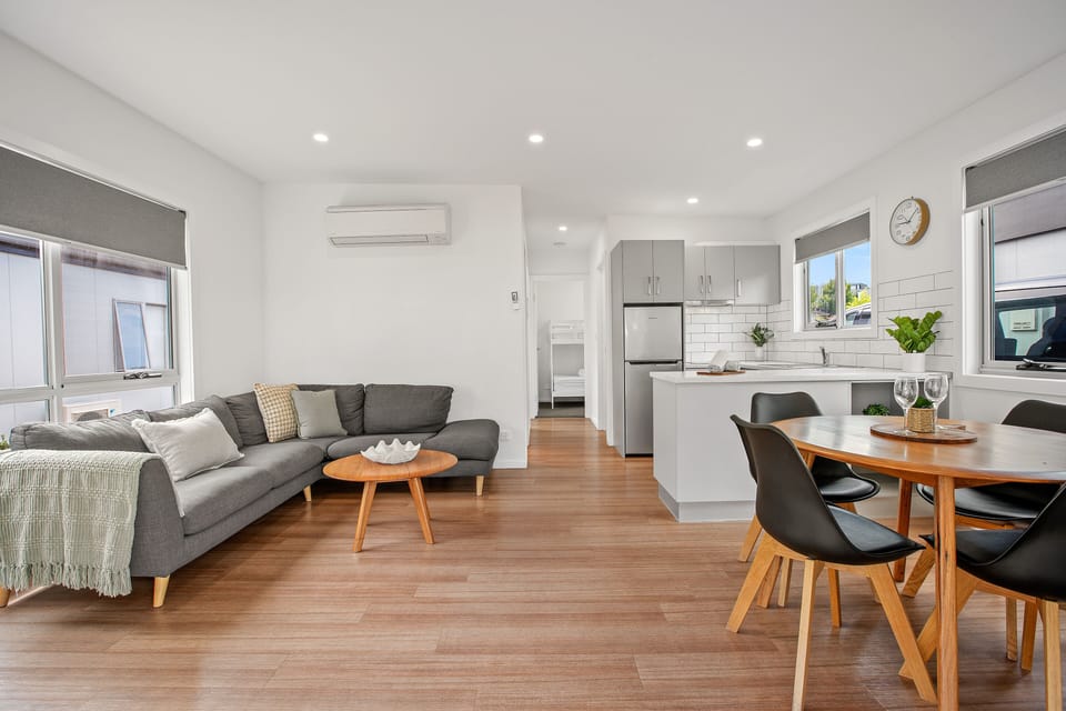 Bay View Cabin (Sleeps 4) - Dog Friendly (2BR) | Living area | Smart TV