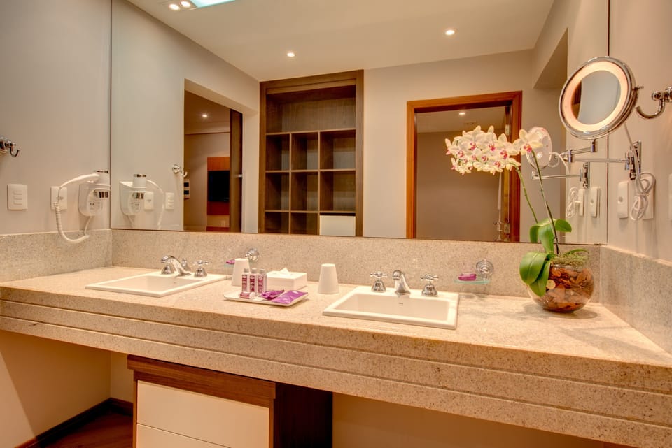 Junior Suite | Bathroom | Free toiletries, hair dryer, towels