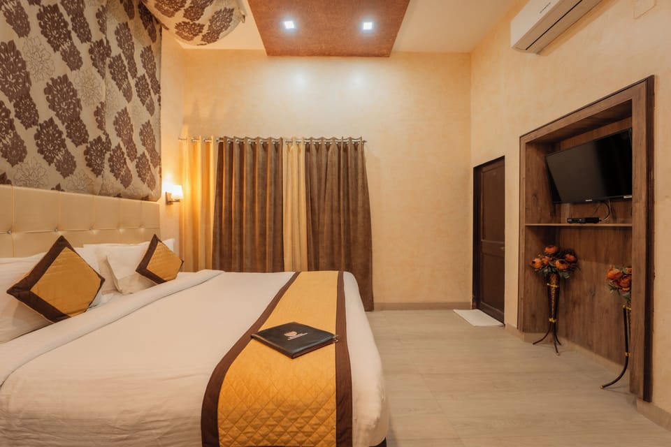 Presidential Room | Bathroom | Shower, towels
