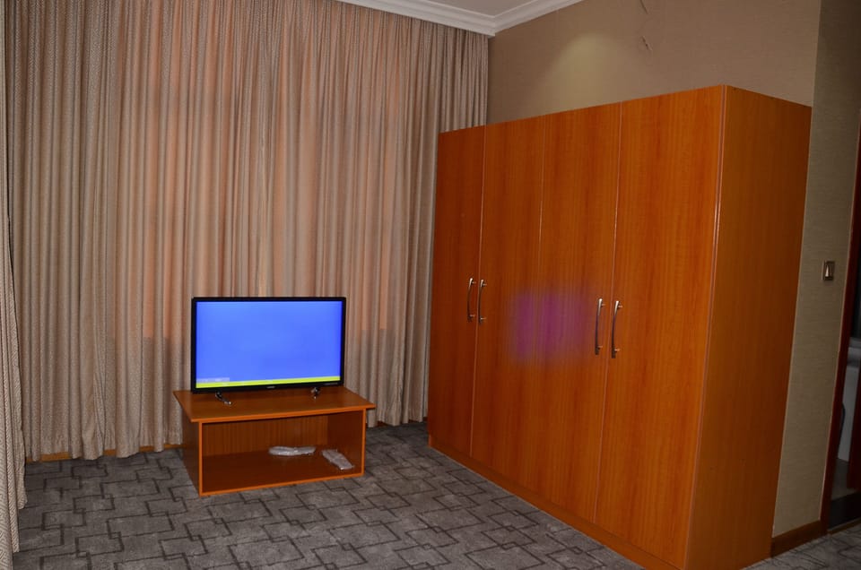 Executive Suite, 1 King Bed | Living area | Flat-screen TV