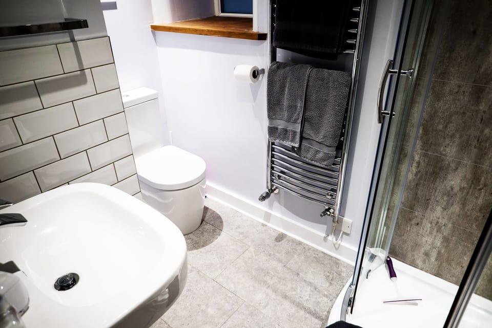 Twin Room | Individually decorated, individually furnished, blackout drapes