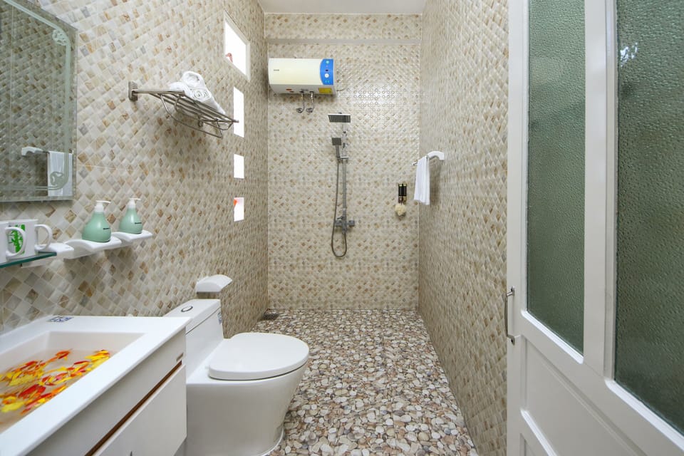 Shower, rainfall showerhead, free toiletries, hair dryer