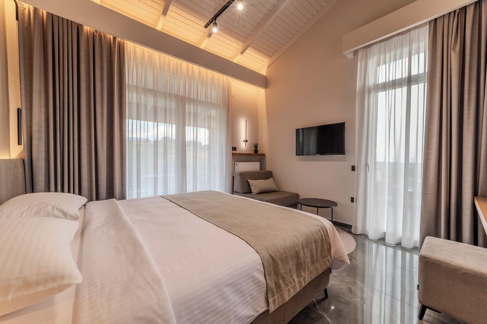 Executive Room | Hypo-allergenic bedding available, minibar, desk, laptop workspace