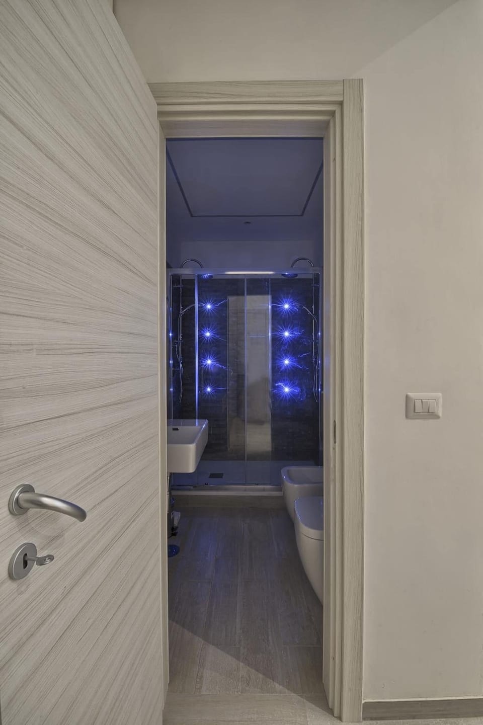 Shower, rainfall showerhead, free toiletries, hair dryer