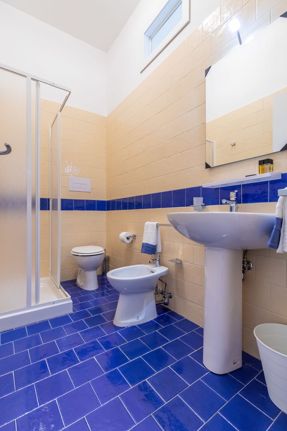 Deluxe Double or Twin Room | Bathroom | Shower, rainfall showerhead, designer toiletries, hair dryer