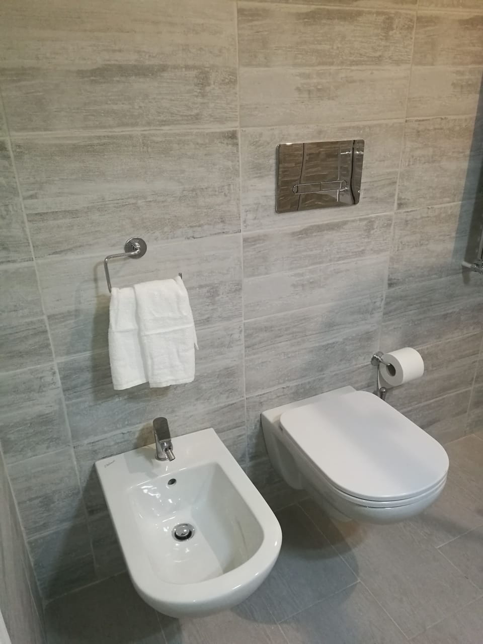 Comfort Double Room, 1 Queen Bed | Bathroom | Shower, free toiletries, hair dryer, bidet