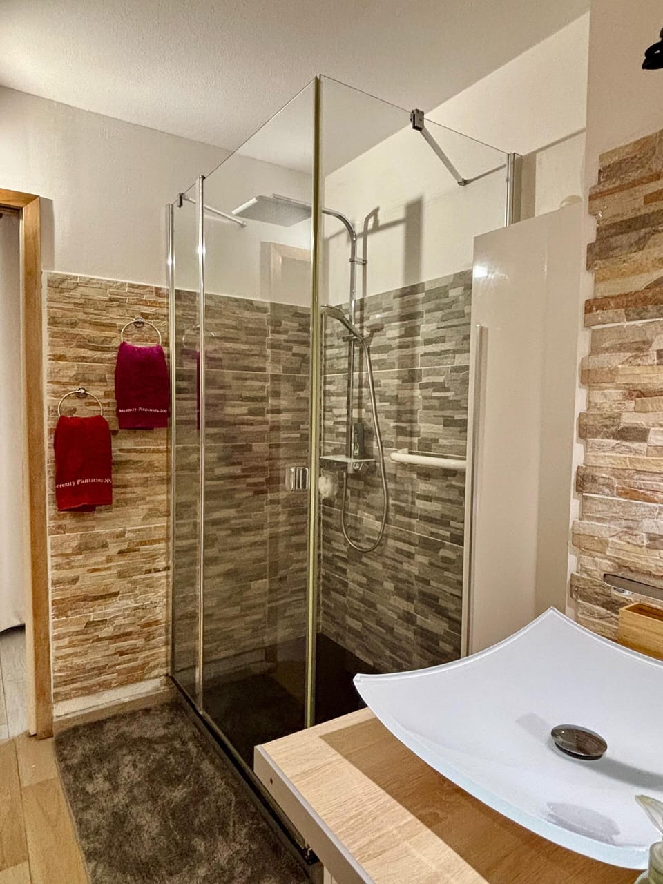 Deluxe Apartment, 1 King Bed with Sofa bed | Bathroom | Shower, rainfall showerhead, free toiletries, hair dryer