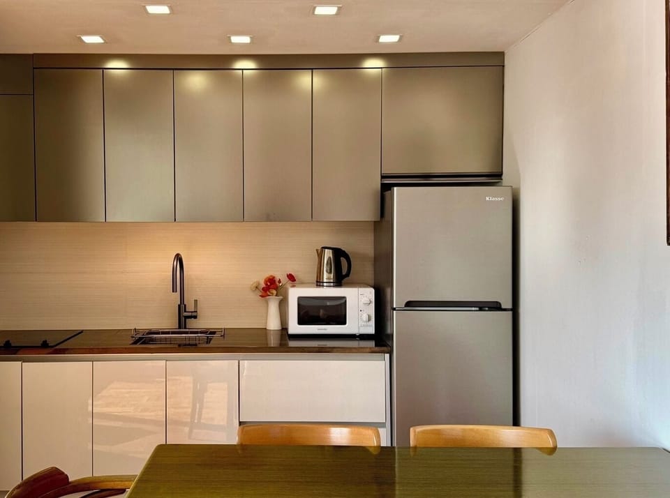 N3 Seoul | Private kitchen | Fridge, stovetop, electric kettle, cookware/dishes/utensils