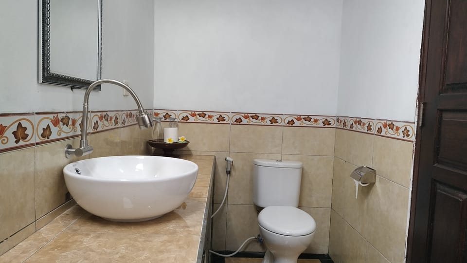 Shower, free toiletries, towels