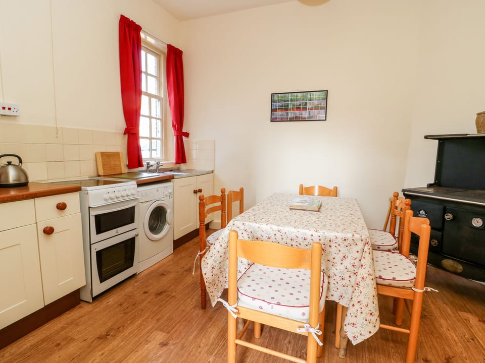 Cottage | Private kitchen | Stovetop, dishwasher, highchair, cookware/dishes/utensils