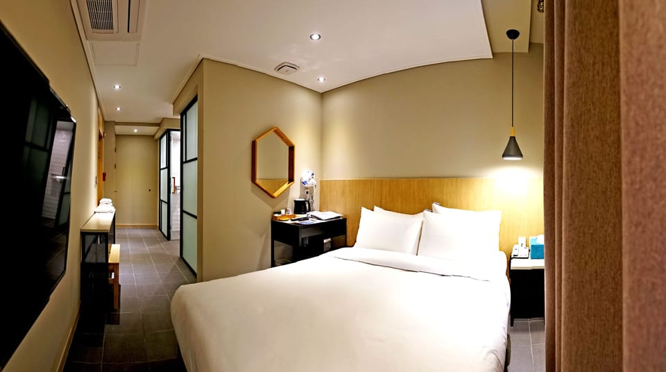 Deluxe Room, 1 Queen-sized bed, Shower booth | Premium bedding, blackout drapes, free WiFi, bed sheets