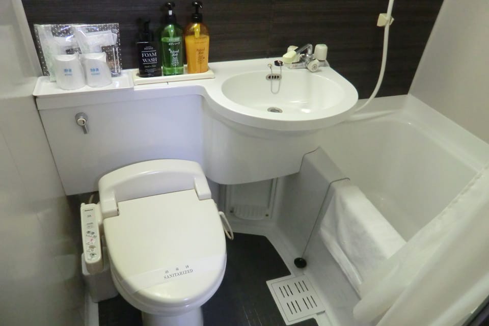 Urban Double Room, Smoking | Bathroom | Combined shower/tub, deep soaking tub, free toiletries, hair dryer