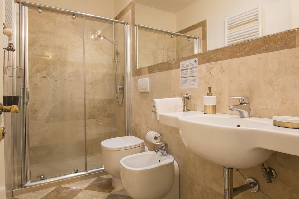 Comfort Double or Twin Room, Garden View | Bathroom | Shower, rainfall showerhead, hair dryer, bidet