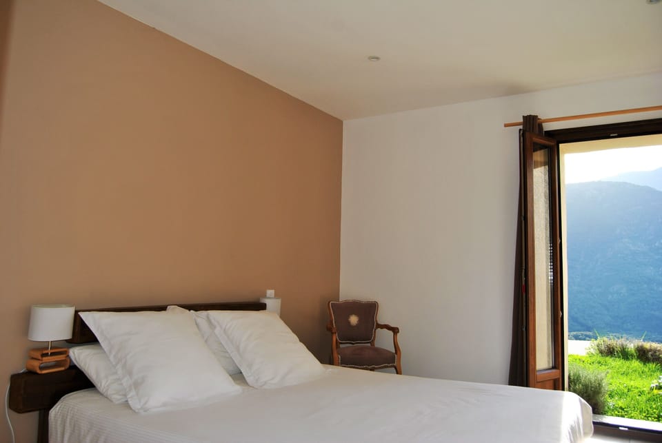 Comfort Double Room | Desk, blackout drapes, soundproofing, cribs (free)