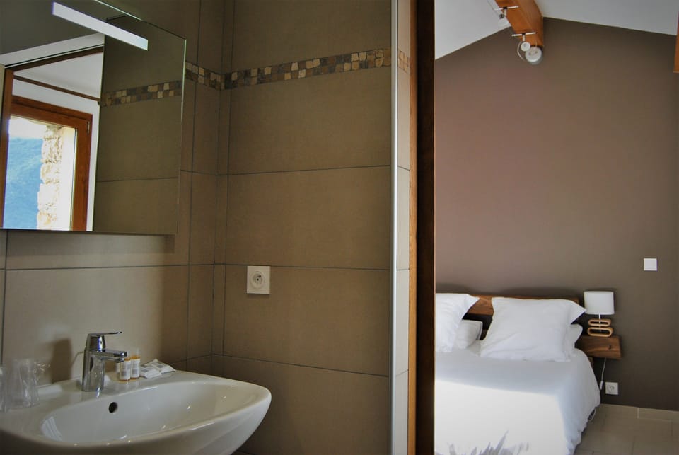 Comfort Double Room | Desk, blackout drapes, soundproofing, cribs (free)