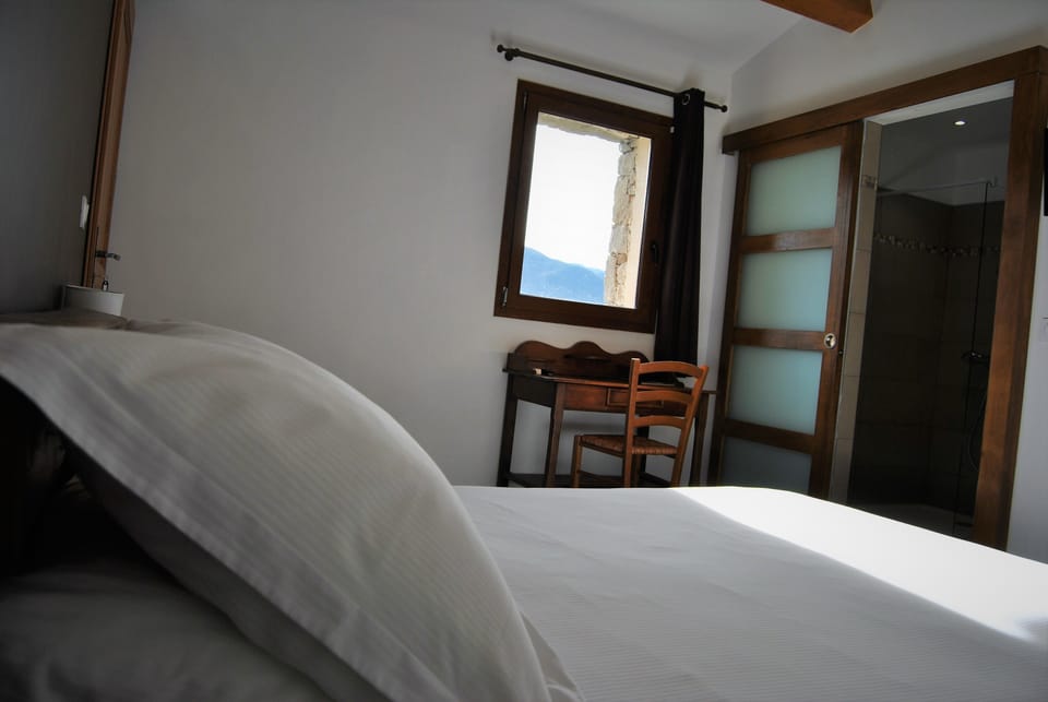 Comfort Double Room | Desk, blackout drapes, soundproofing, cribs (free)