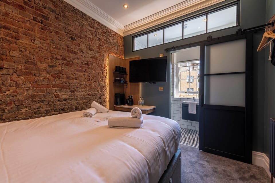 Comfort Double Room | Individually decorated, individually furnished, desk, iron/ironing board