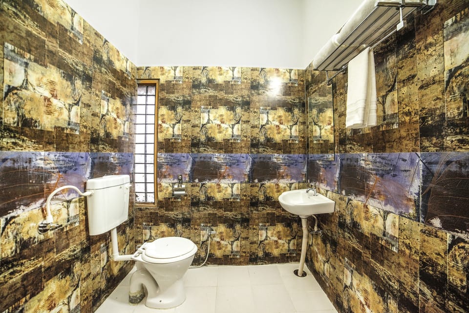 Deluxe Room, Non Smoking | Bathroom | Shower, free toiletries, towels