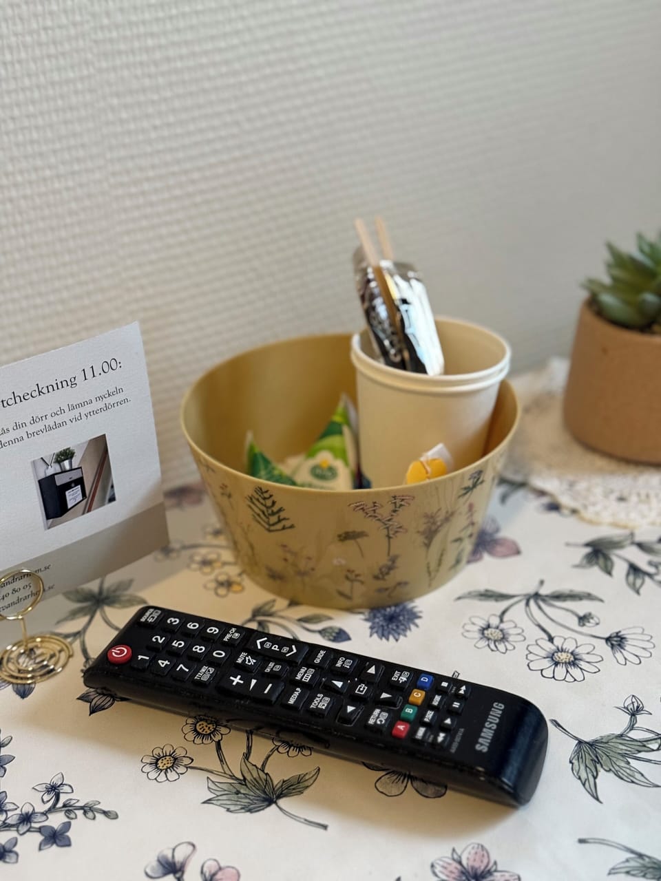 Desk, free WiFi, bed sheets