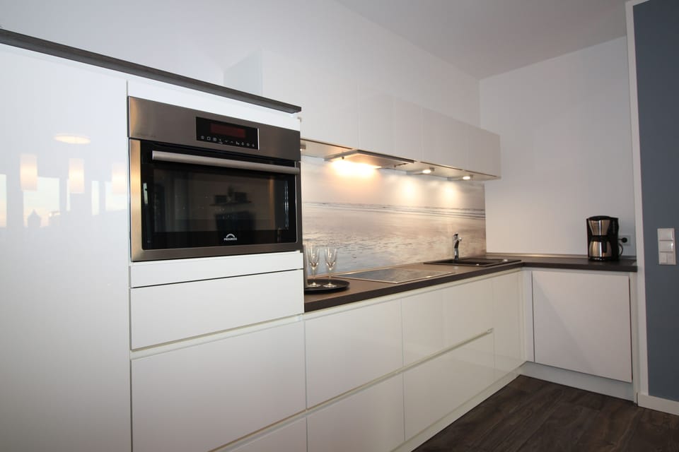Apartment (W46) | Private kitchen | Full-size fridge, microwave, oven, stovetop