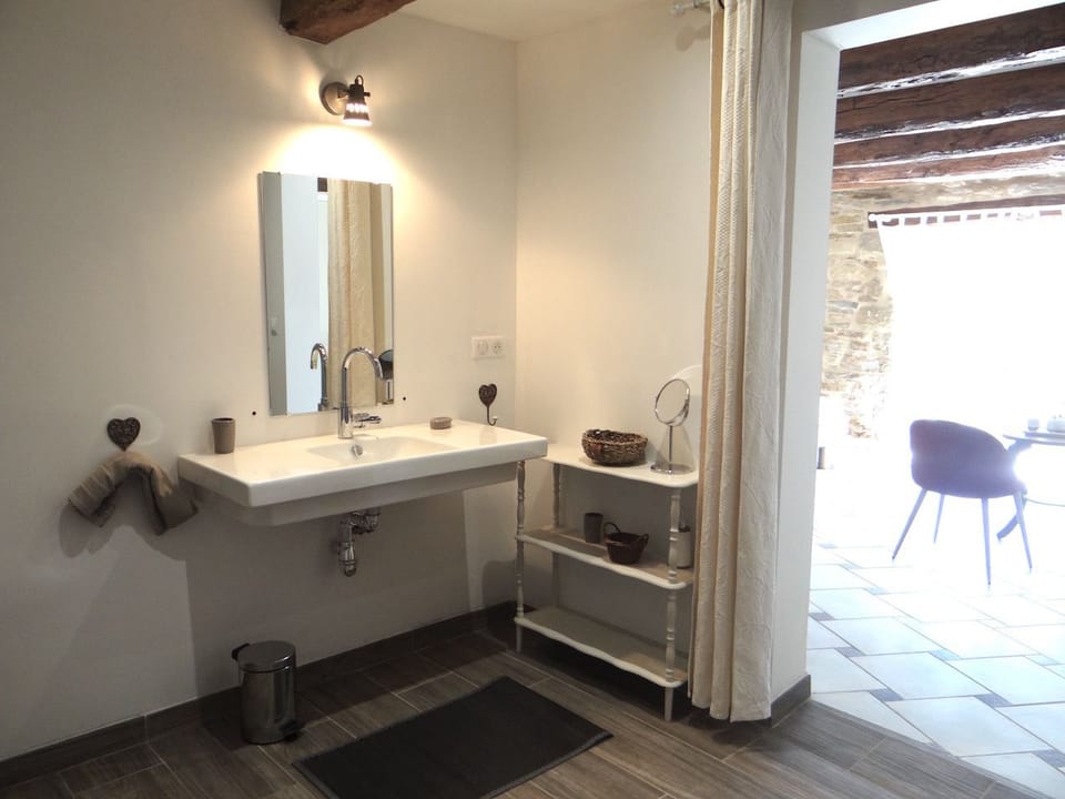 Double Room (La Gentiane) | Bathroom sink