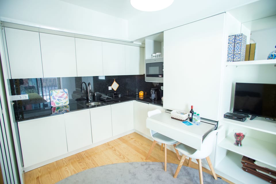 City Studio, 1 King Bed | Private kitchenette | Fridge, microwave, oven, stovetop