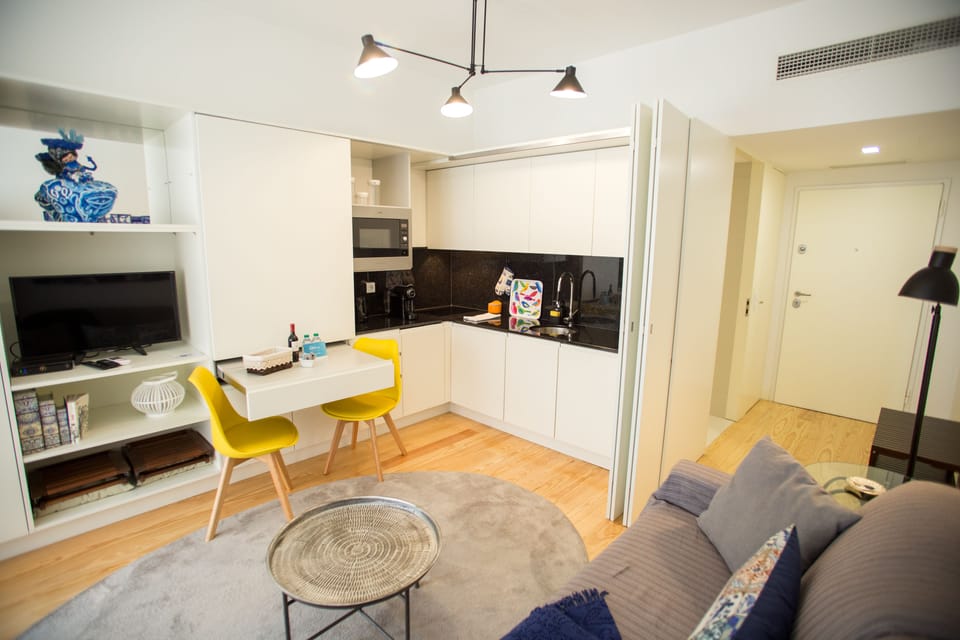 Studio, 1 Queen Bed with Sofa bed | Private kitchenette | Fridge, microwave, oven, stovetop