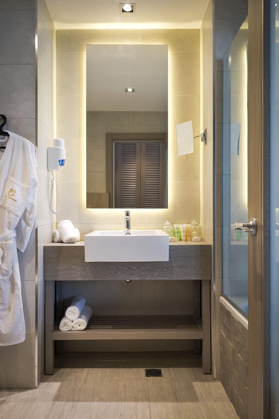 Loft Room | Minibar, in-room safe, blackout drapes, bed sheets