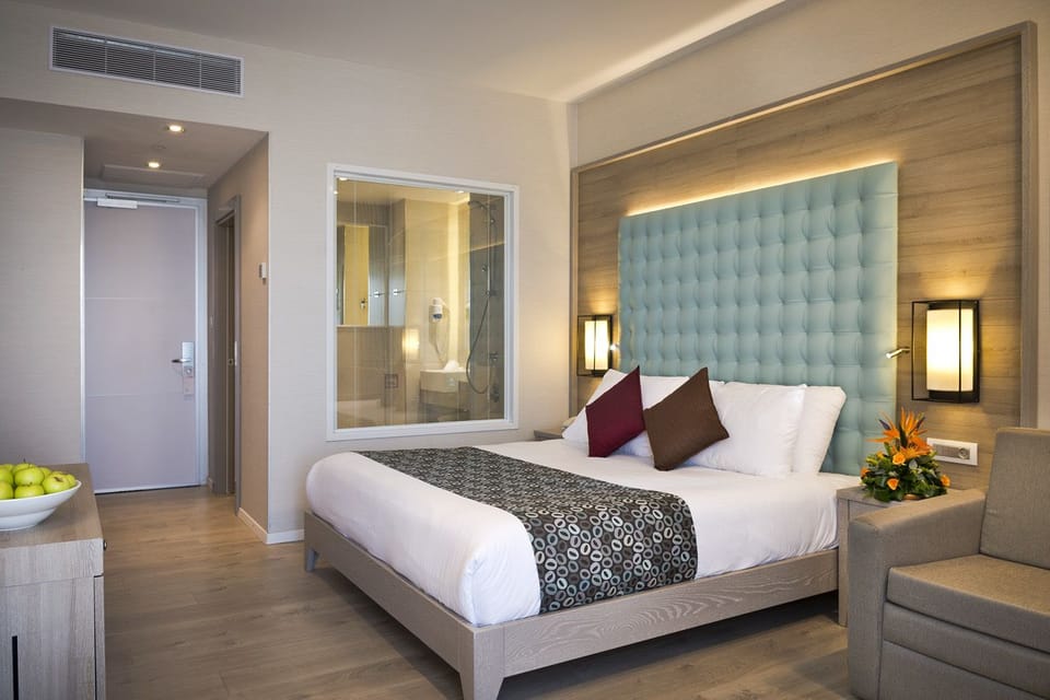 Loft Room | Minibar, in-room safe, blackout drapes, bed sheets