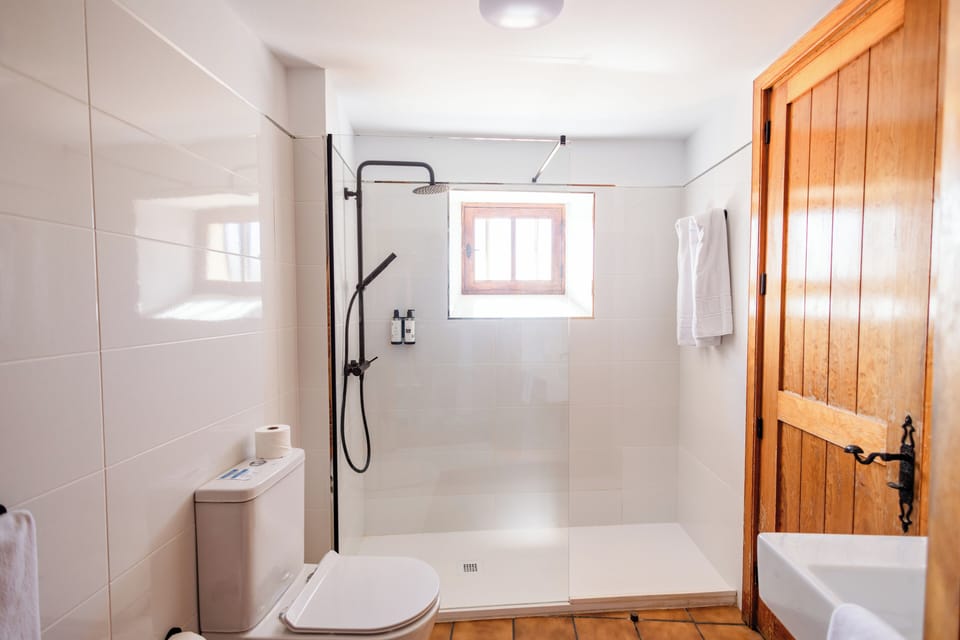 Superior Twin Room | Bathroom | Shower, free toiletries, towels, shampoo