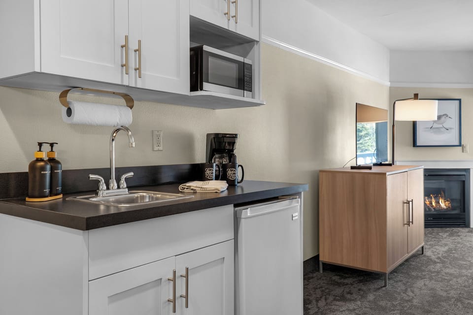 King Suite with Whirlpool, Pet Free | Private kitchenette | Fridge, microwave, dishwasher, coffee/tea maker