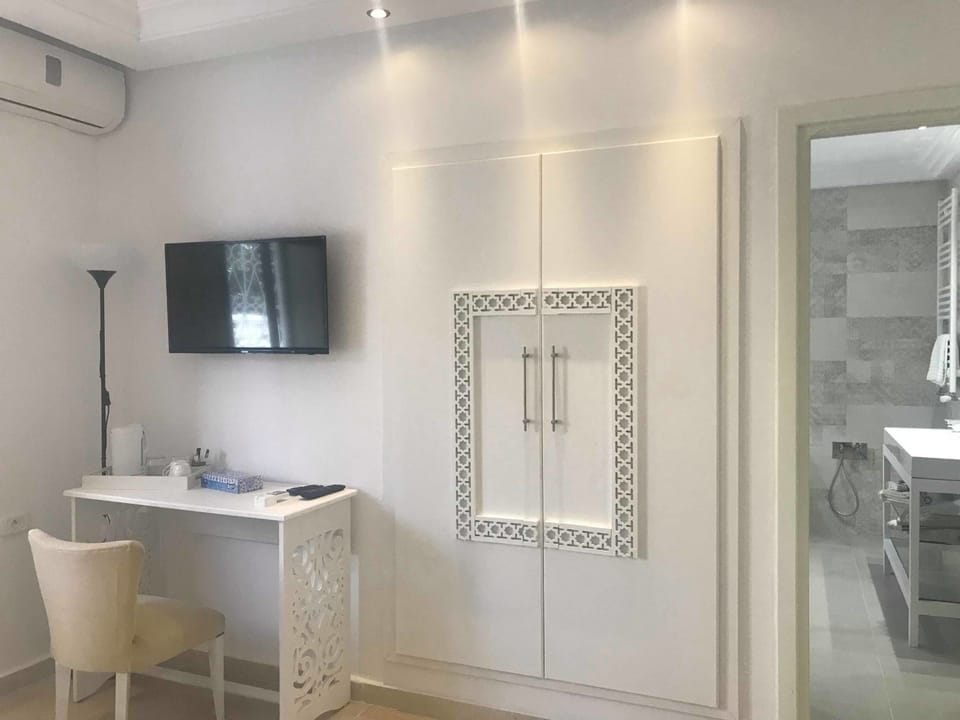 Deluxe Double Room, Non Smoking, Garden View (Amber) | 5 bedrooms, premium bedding, minibar, in-room safe