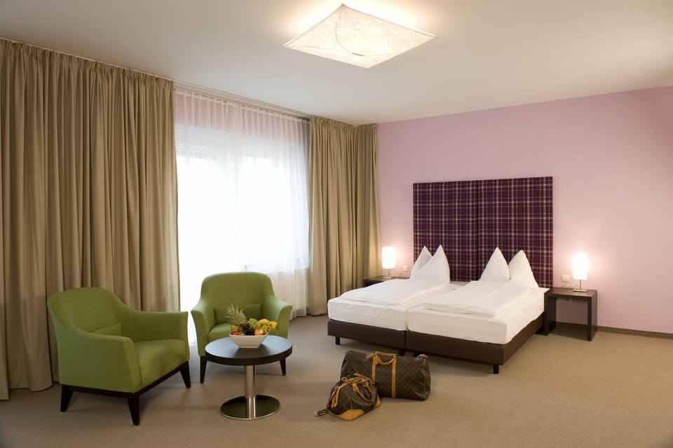 In-room safe, desk, bed sheets