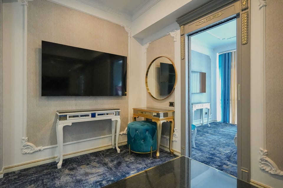 Suite | Minibar, in-room safe, desk, blackout drapes