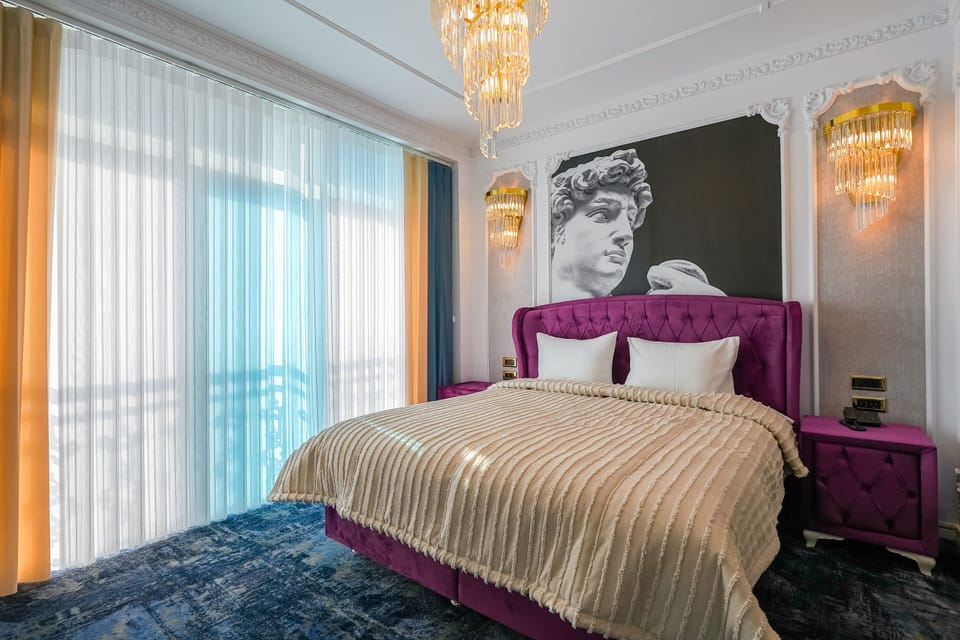 Suite | Minibar, in-room safe, desk, blackout drapes
