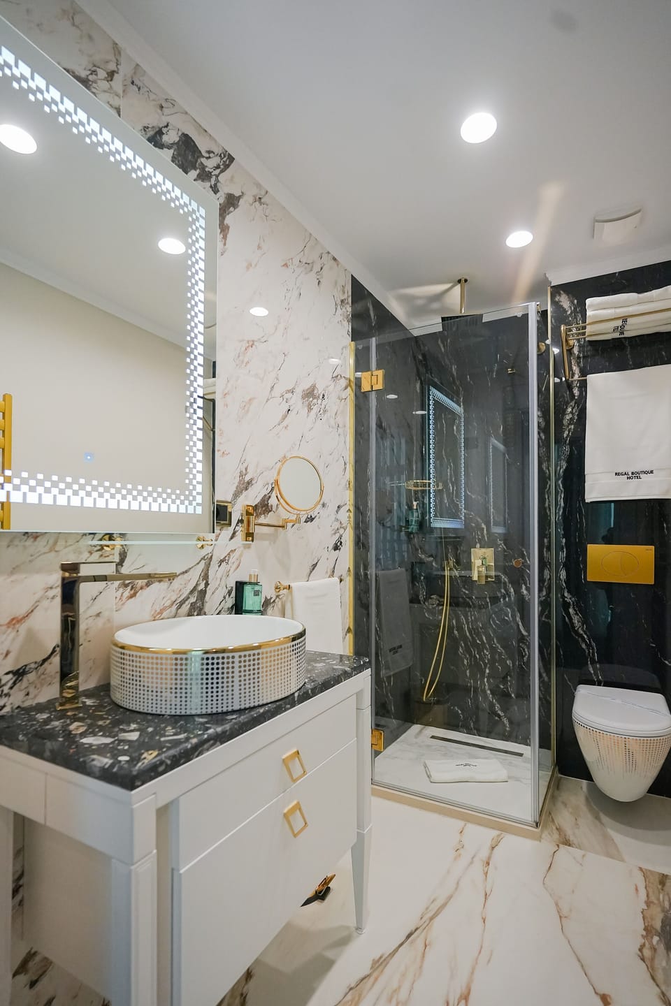 Suite | Bathroom | Shower, free toiletries, hair dryer, bidet