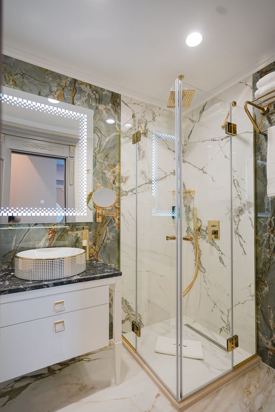 Suite | Bathroom | Shower, free toiletries, hair dryer, bidet
