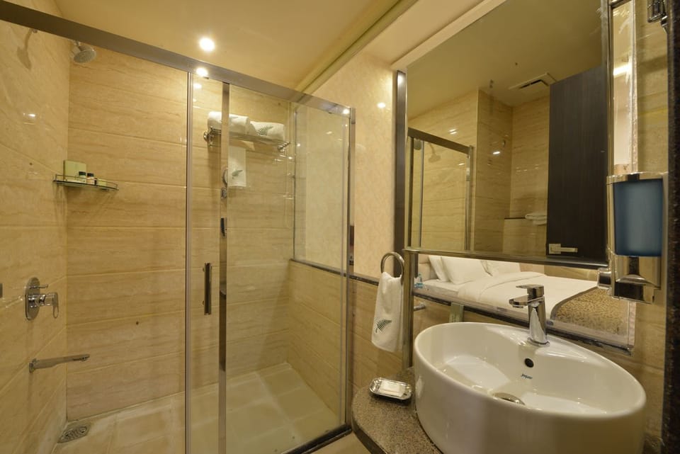 Winter Green Room | Bathroom | Free toiletries, hair dryer (on request), bathrobes, slippers