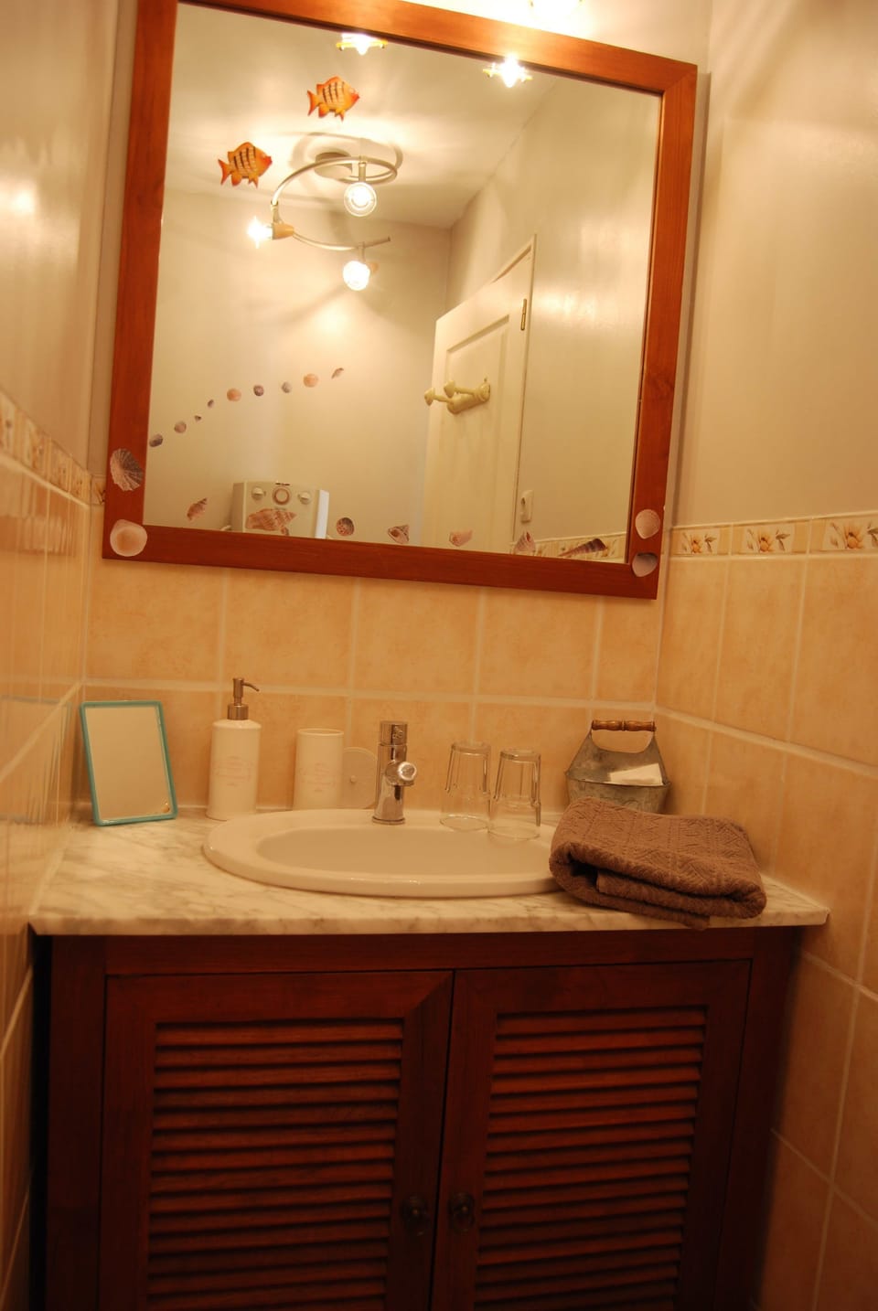 Standard Room, 1 Double Bed, Non Smoking | Bathroom sink