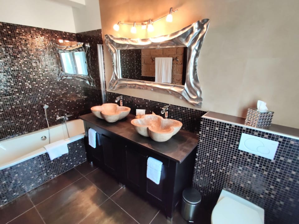 Deluxe Double Room | Bathroom | Free toiletries, hair dryer, slippers, heated floors