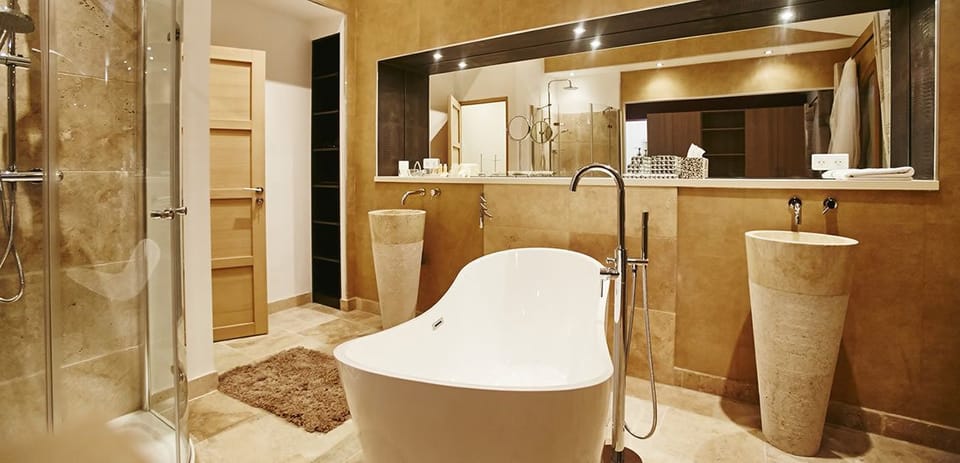 Suite (SAINT-TROPEZ ) | Bathroom | Free toiletries, hair dryer, slippers, heated floors