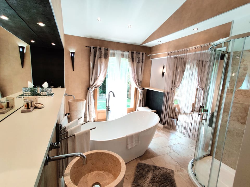 Suite (SAINT-TROPEZ ) | Bathroom | Free toiletries, hair dryer, slippers, heated floors